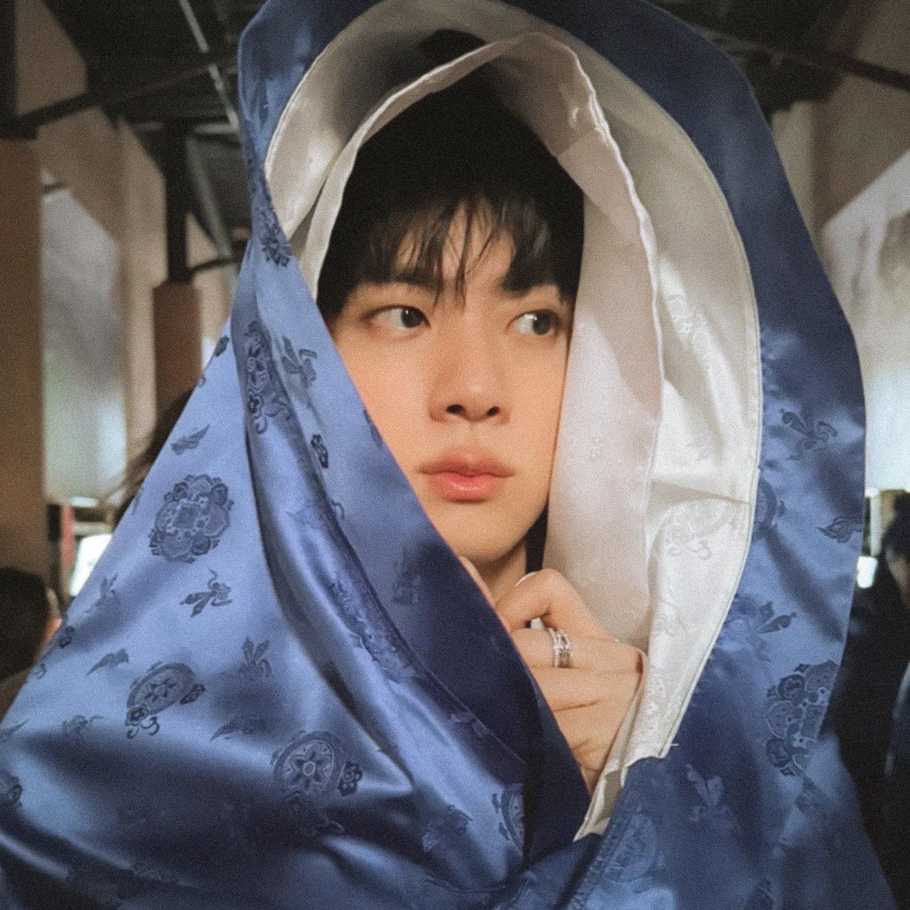 Foto aktivitas terbaru Jin (BTS)