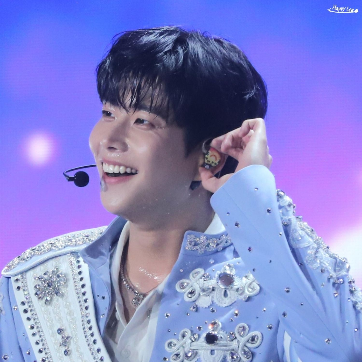 A moment captured by MJ (ASTRO)'s fan