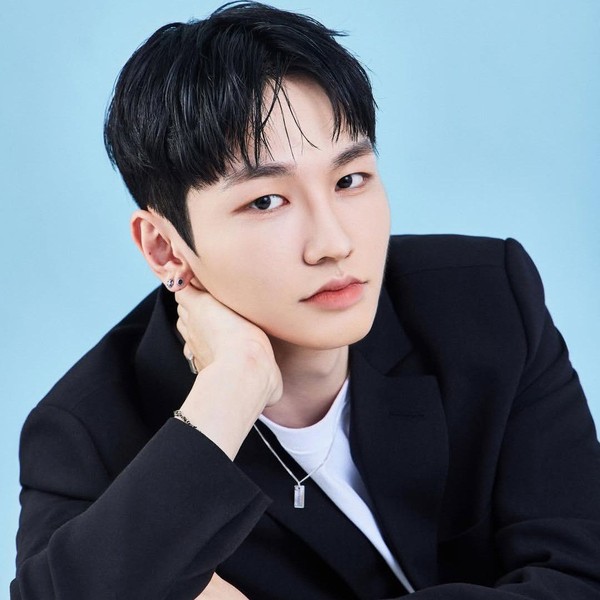 Signature photo of Jisu capturing their charm