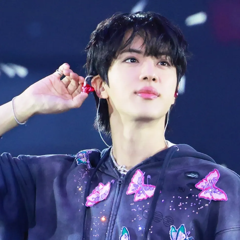 Foto aktivitas terbaru Jin (BTS)