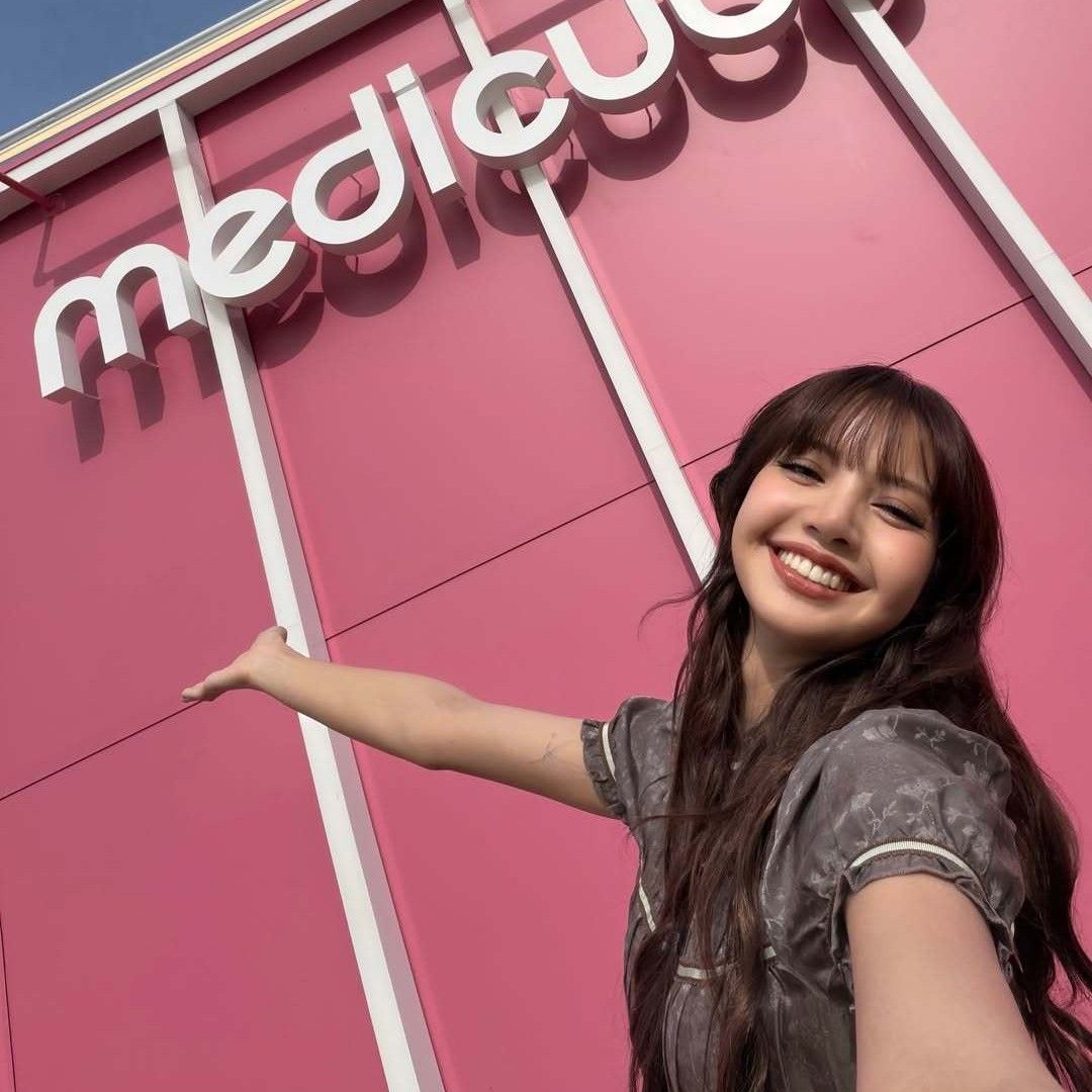 Foto aktivitas terbaru Lisa (BLACKPINK)