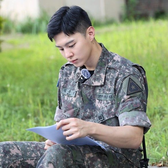 Behind-the-scenes cut of Kim Wooseok