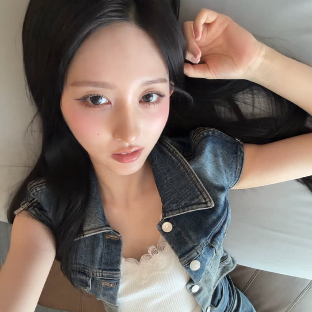 A moment captured by IVE's fan