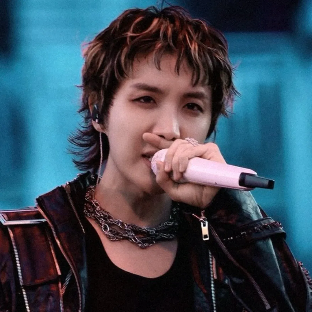 Momen yang diabadikan oleh penggemar j-hope (BTS)