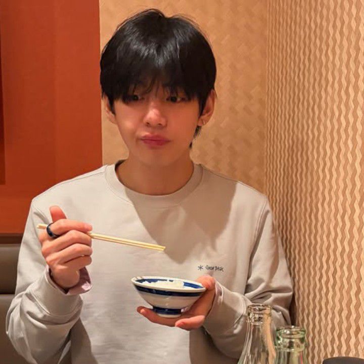 뷔 (방탄소년단)의 최신 사진