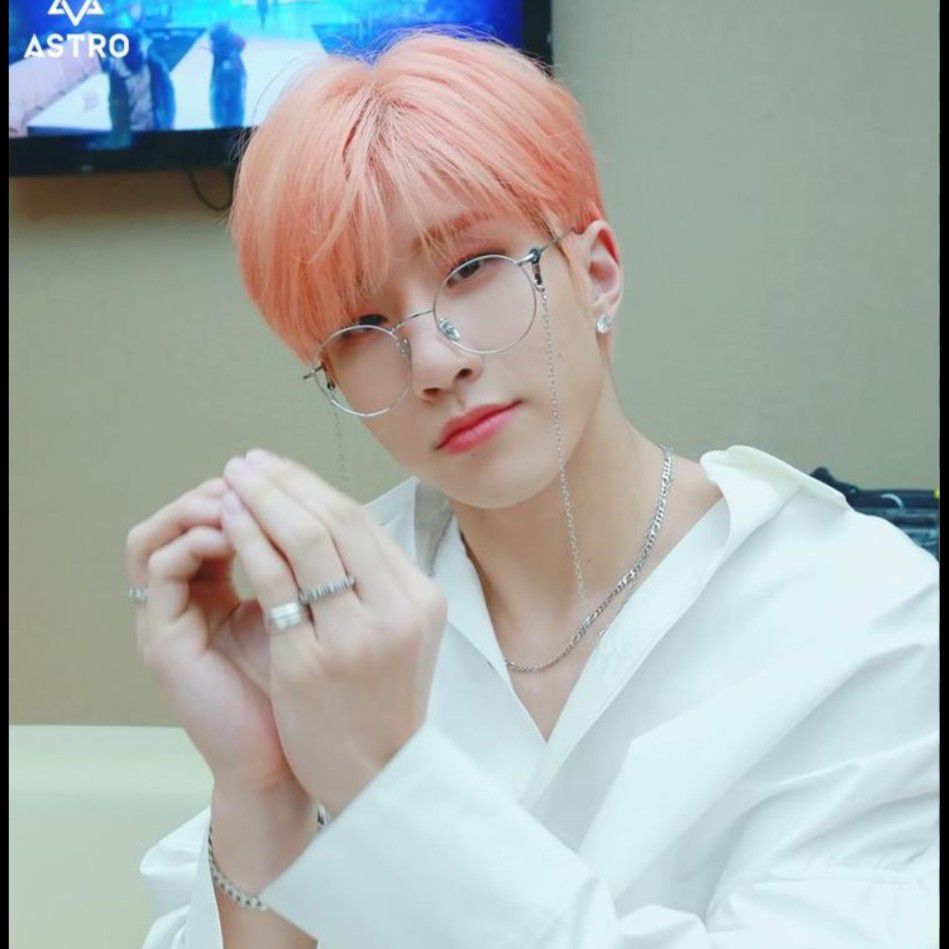 Behind-the-scenes cut of Jinjin (ASTRO)