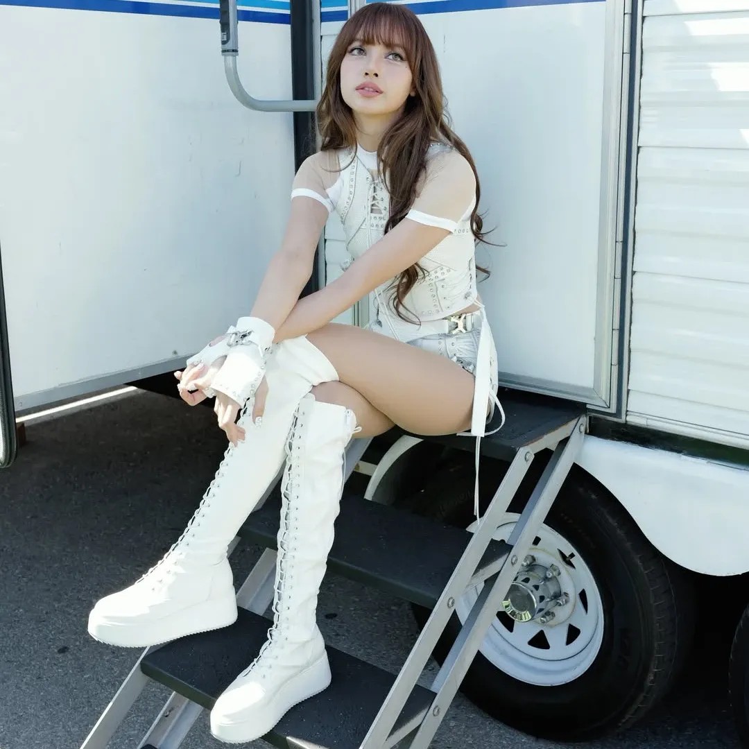 Foto aktivitas terbaru Lisa (BLACKPINK)
