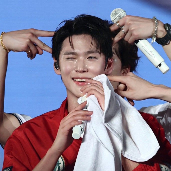 Recent activity shot of Eunseok (RIIZE)