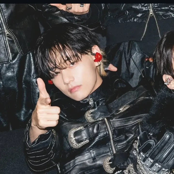 Behind-the-scenes cut of V (BTS)