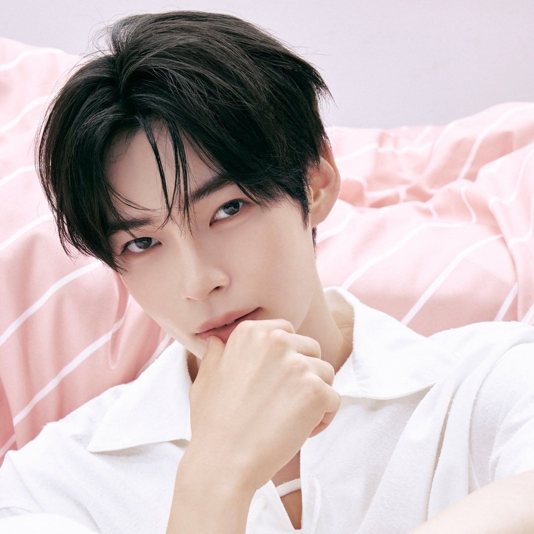 Latest photo of Sung Hanbin (ZEROBASEONE)