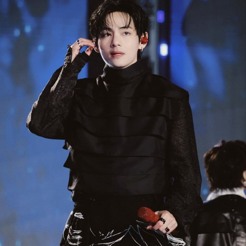 Behind-the-scenes cut of V (BTS)