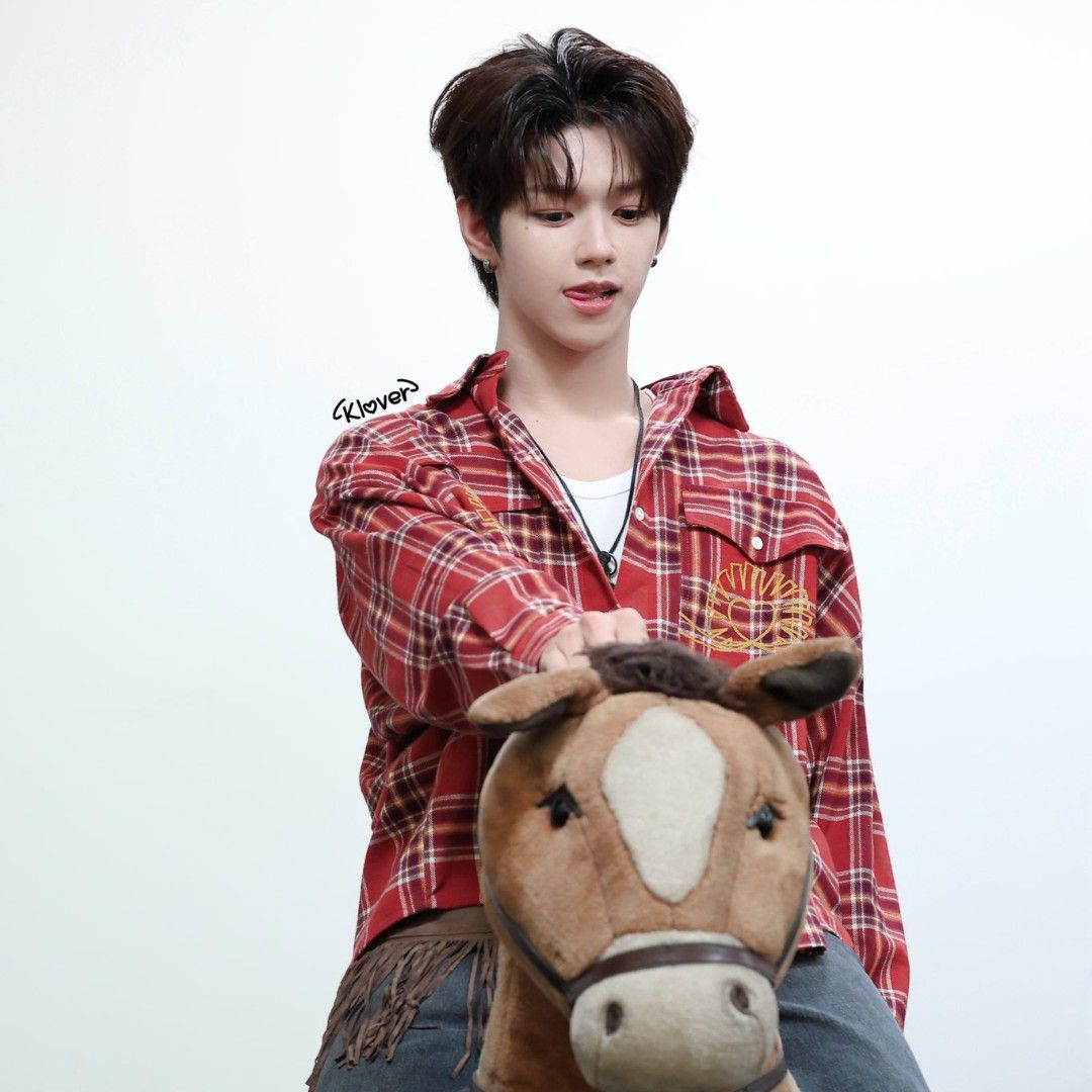 A moment captured by JL (AHOF)'s fan