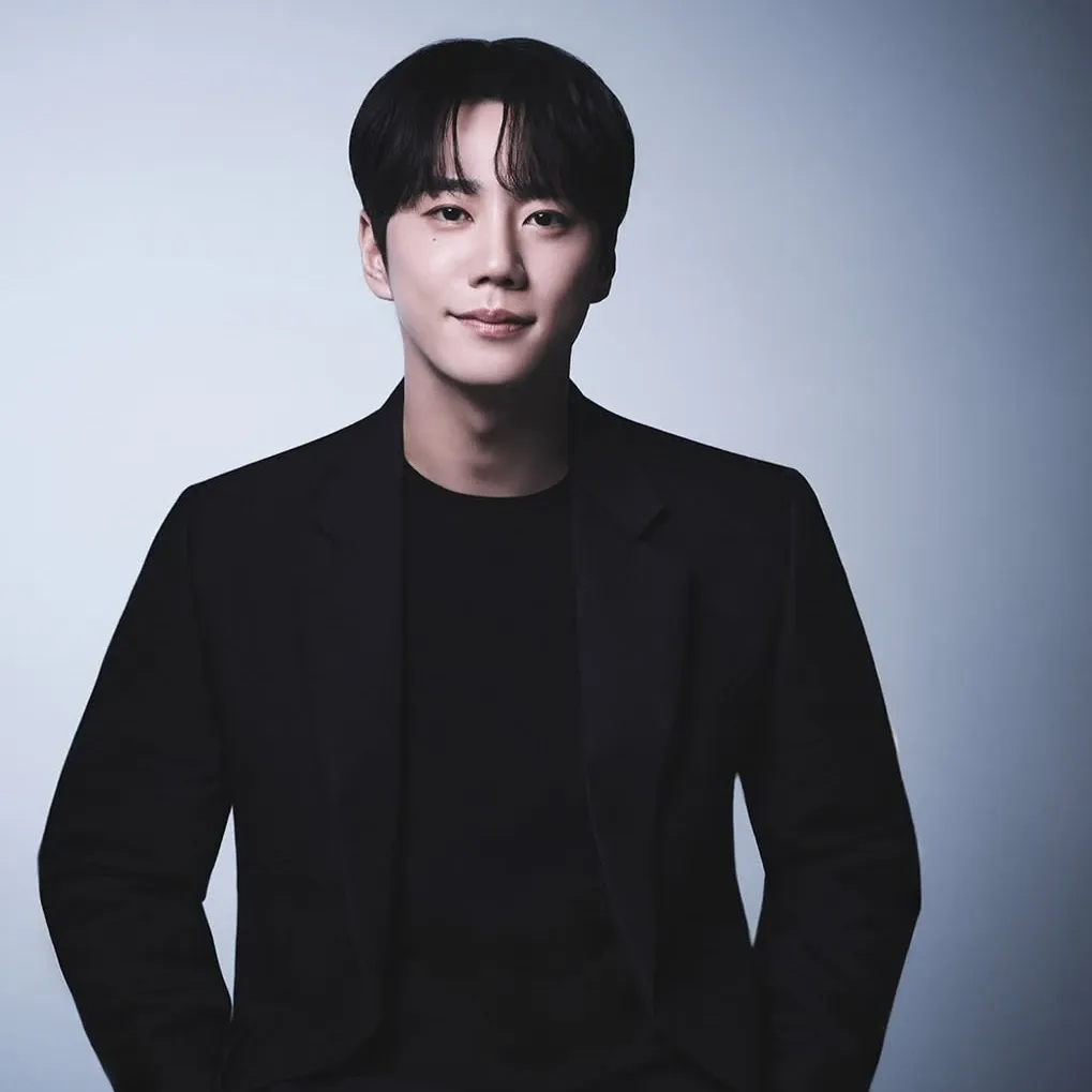 Behind-the-scenes cut of Lee Junyoung