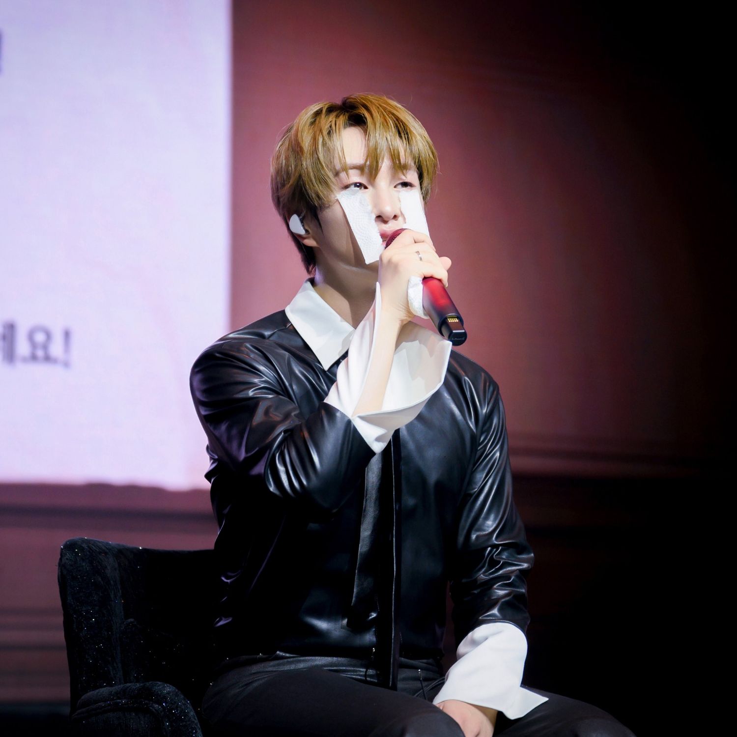 A moment captured by Onew (SHINee)'s fan