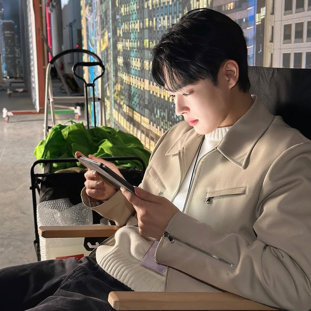 Behind-the-scenes cut of Choi Byungchan