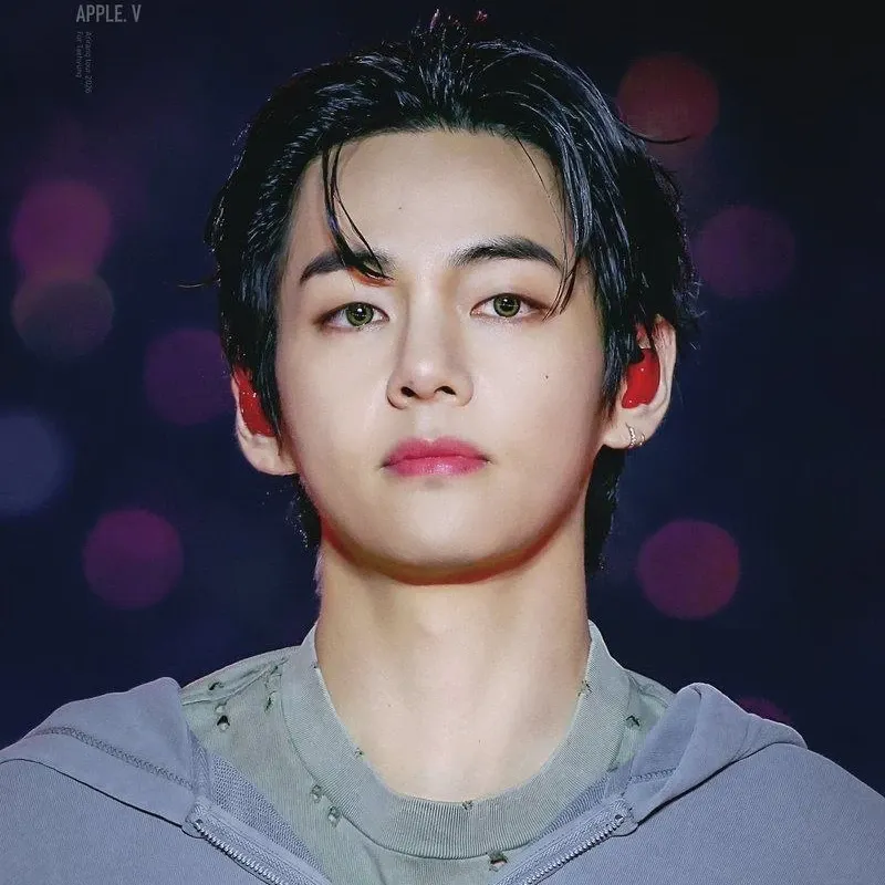 뷔 (방탄소년단)의 최신 사진
