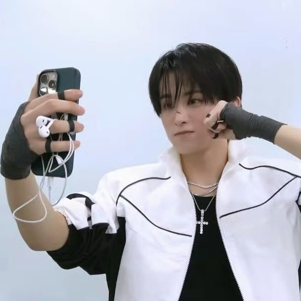 Behind-the-scenes cut of Mark (NCT 127, NCT DREAM)