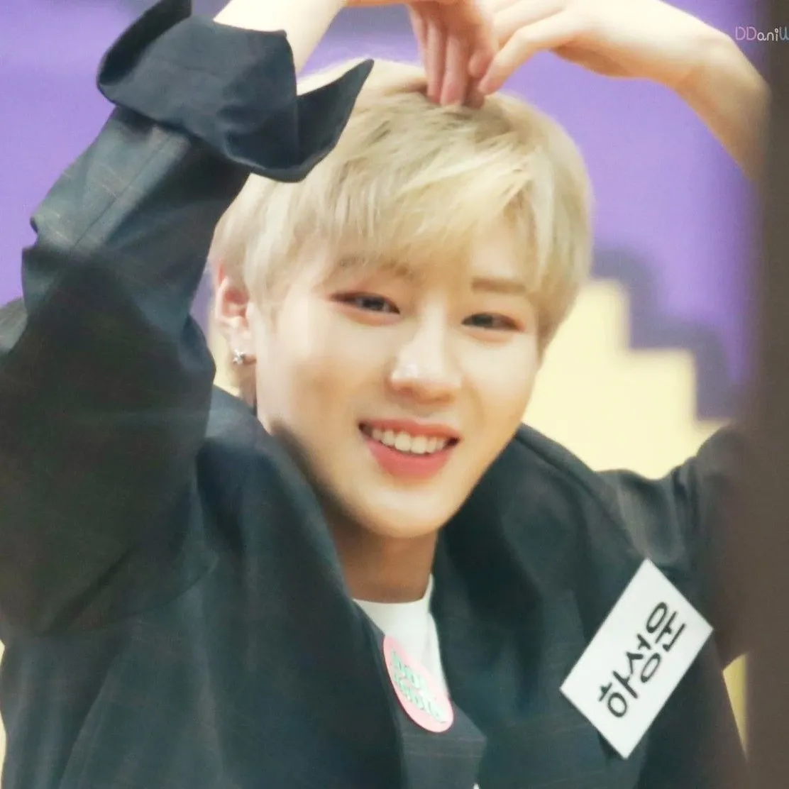 Momen yang diabadikan oleh penggemar Ha Sungwoon
