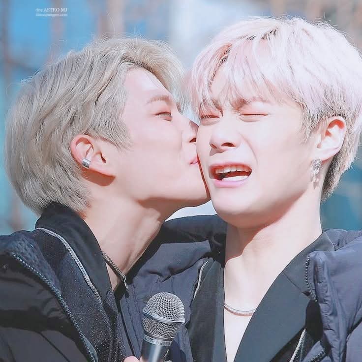 A moment captured by MJ (ASTRO)'s fan