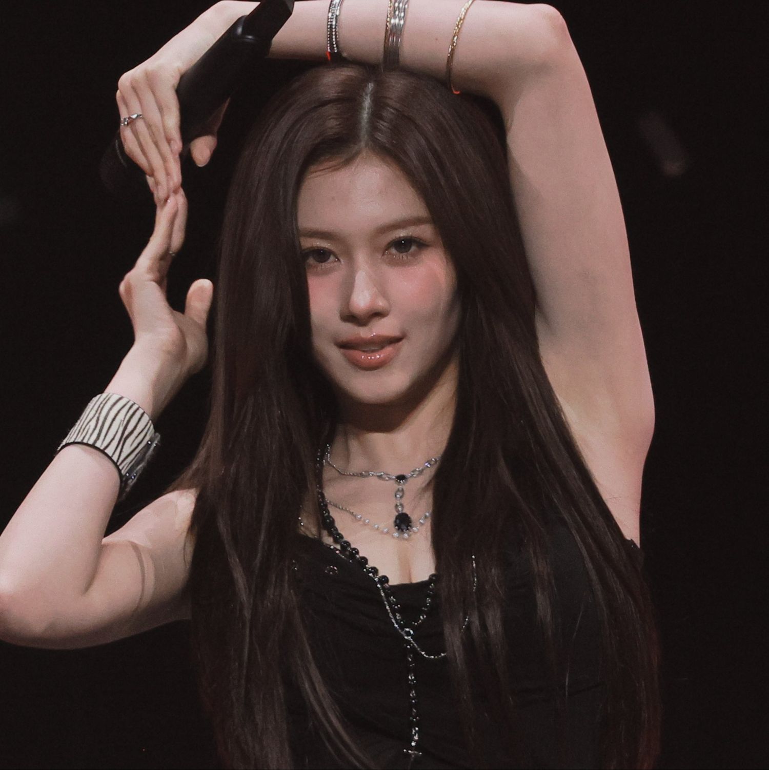 Foto aktivitas terbaru Sana (TWICE)