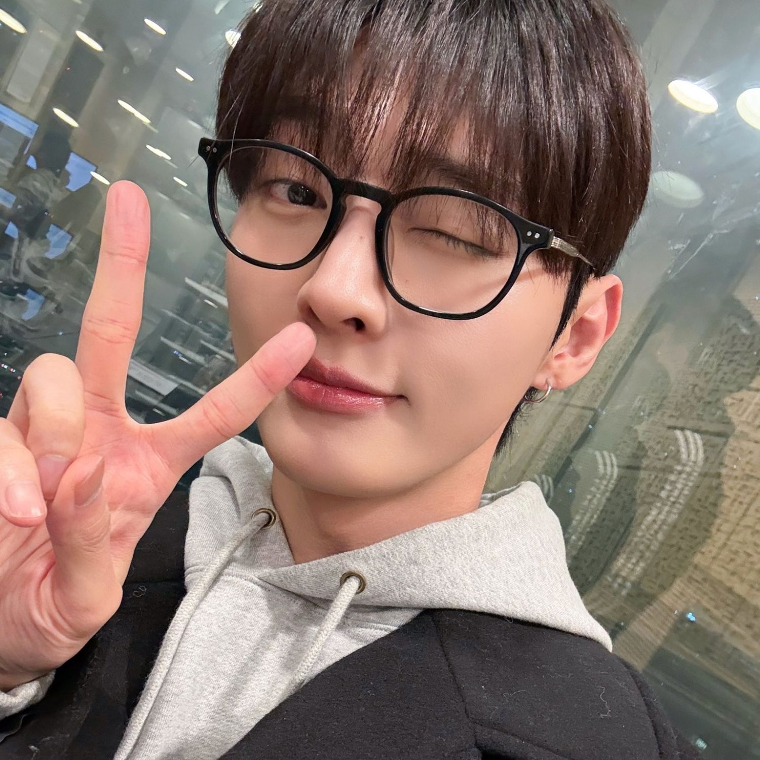 A moment captured by Yoon Jisung's fan