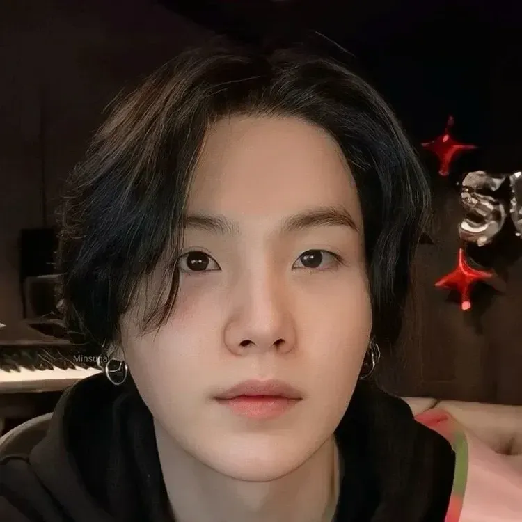 Foto aktivitas terbaru SUGA (BTS)