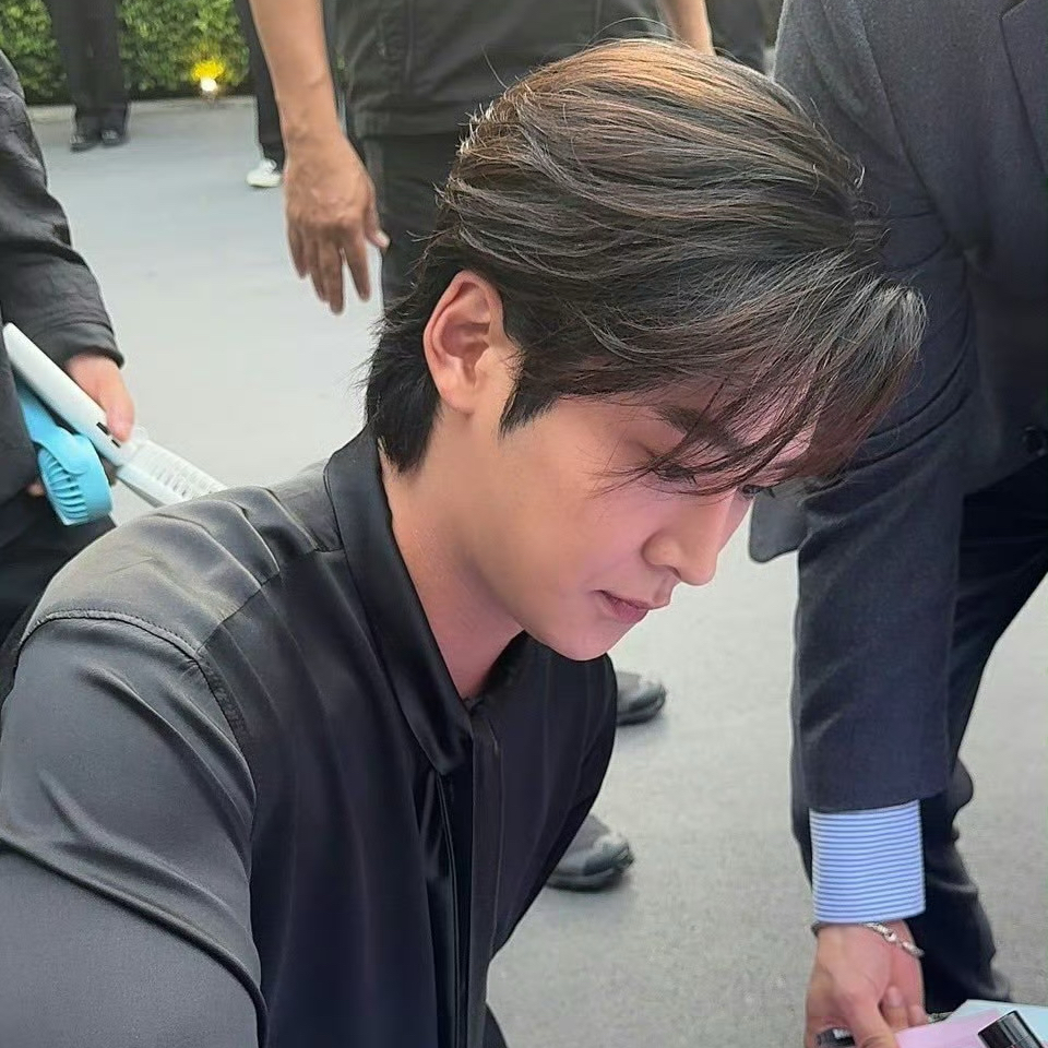 A moment captured by Rowoon's fan