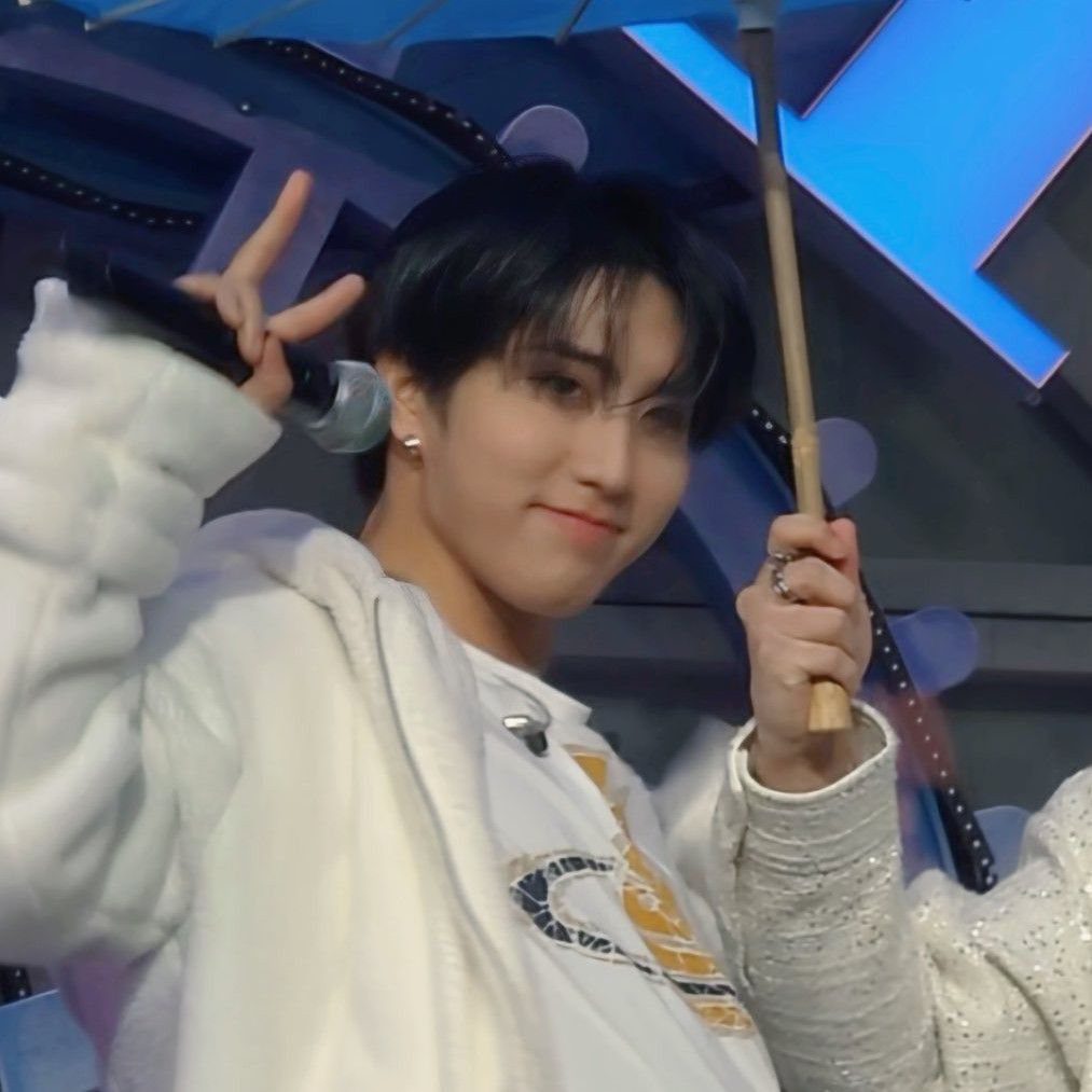 Behind-the-scenes cut of HAN (Stray Kids)