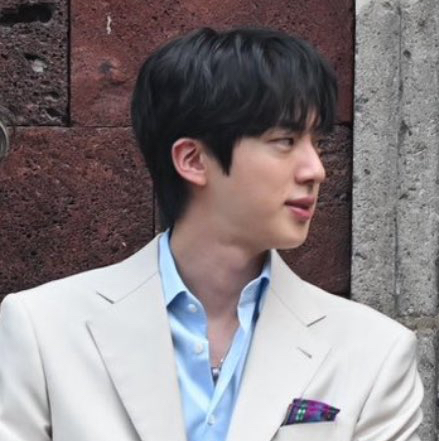 Foto aktivitas terbaru Jin (BTS)