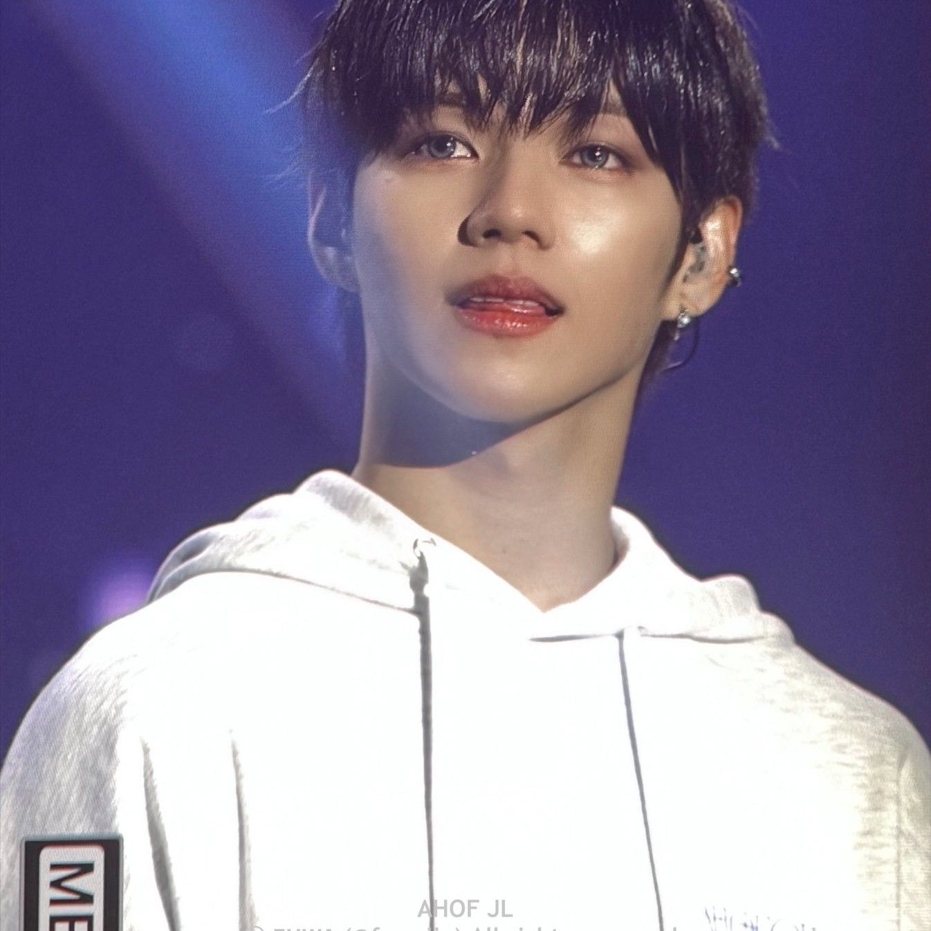 A moment captured by JL (AHOF)'s fan