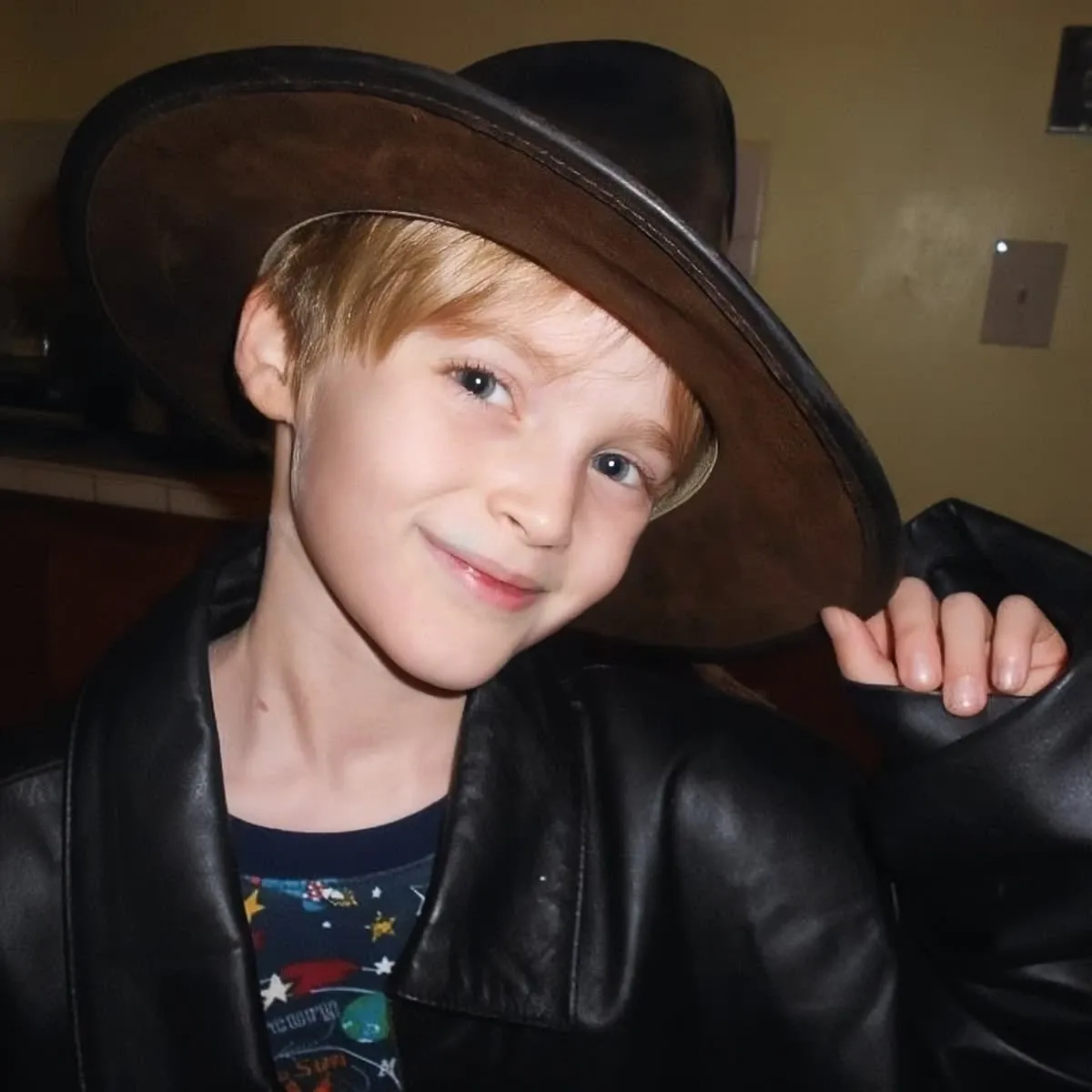 Behind-the-scenes cut of Gabi (SANTOS BRAVOS)