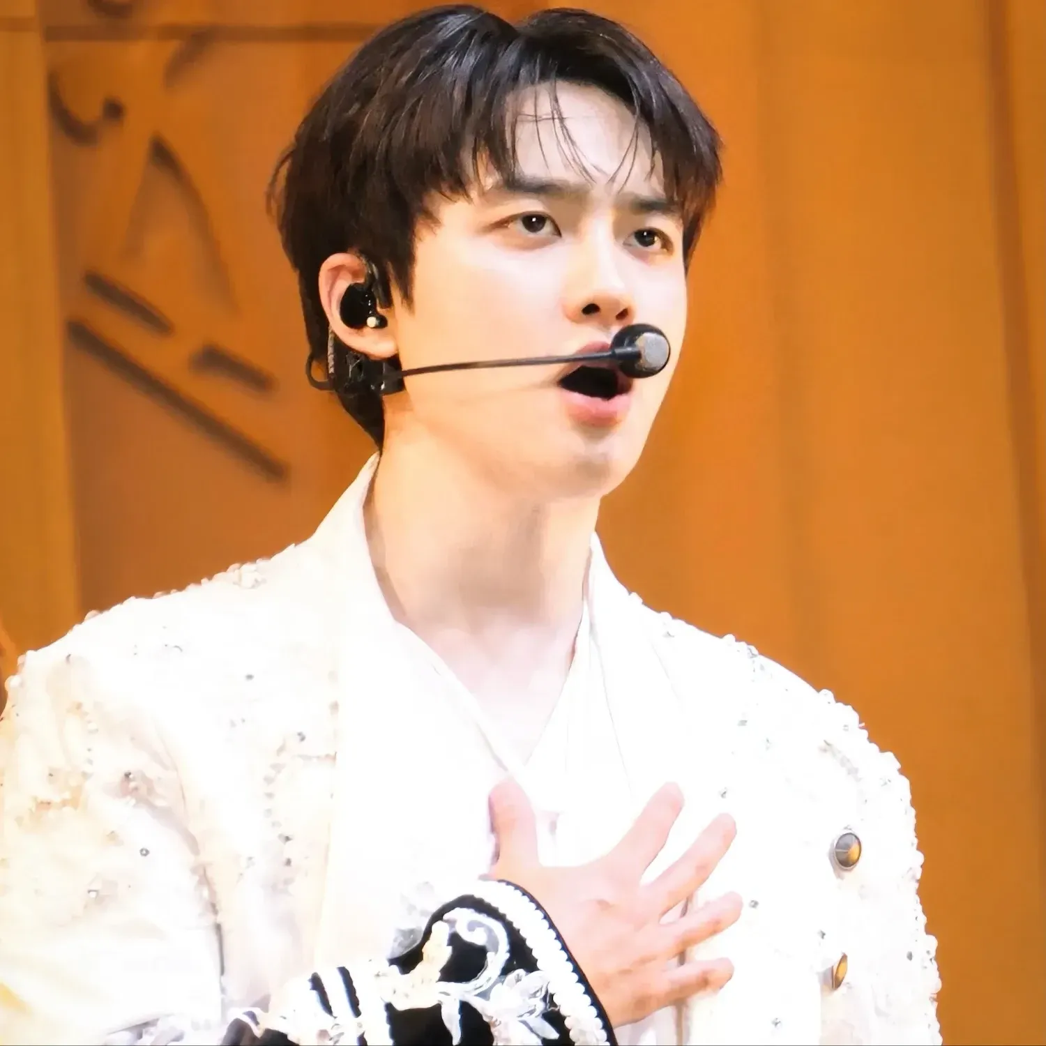 Foto aktivitas terbaru D.O. (EXO)