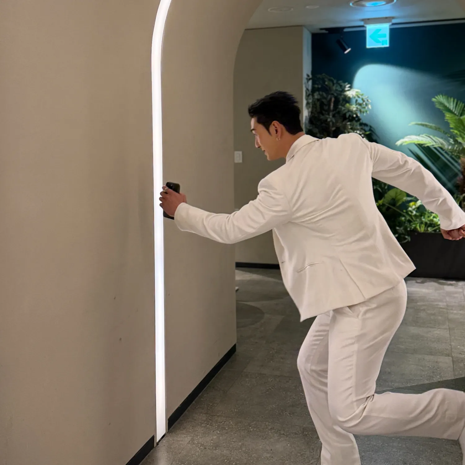 Behind-the-scenes cut of Baekho