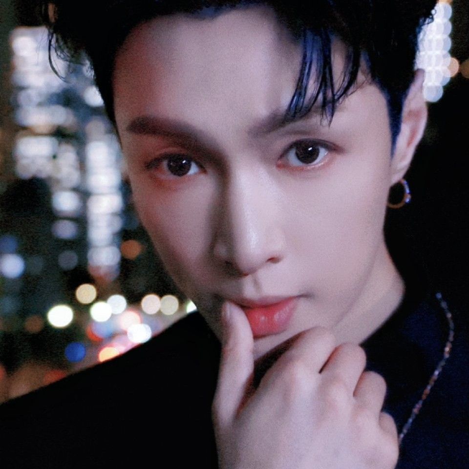 Recent activity shot of Lay (EXO)