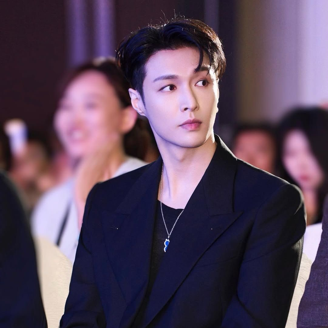 Latest photo of Lay (EXO)