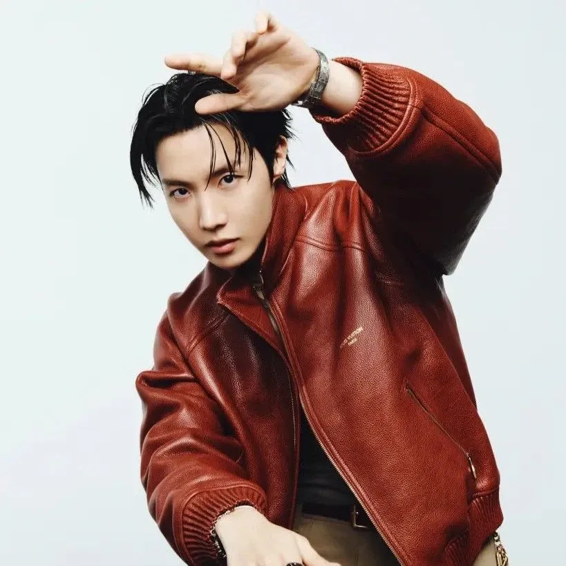 Foto aktivitas terbaru j-hope (BTS)