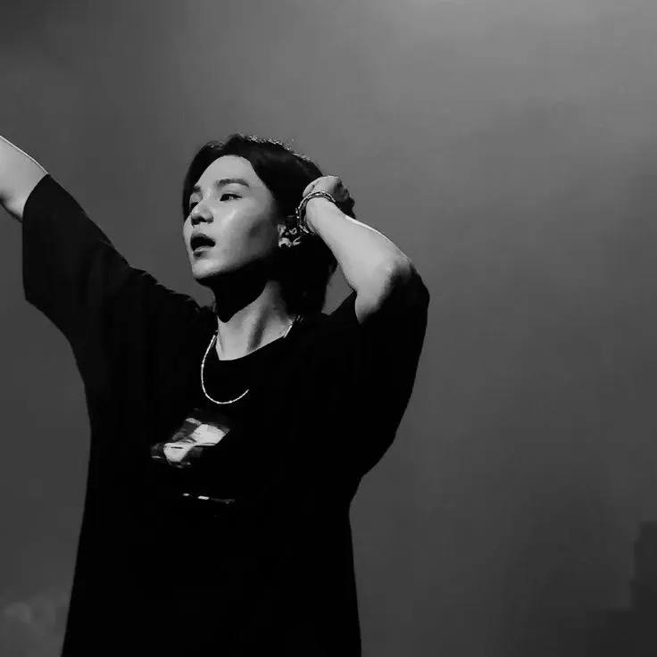 Foto aktivitas terbaru SUGA (BTS)