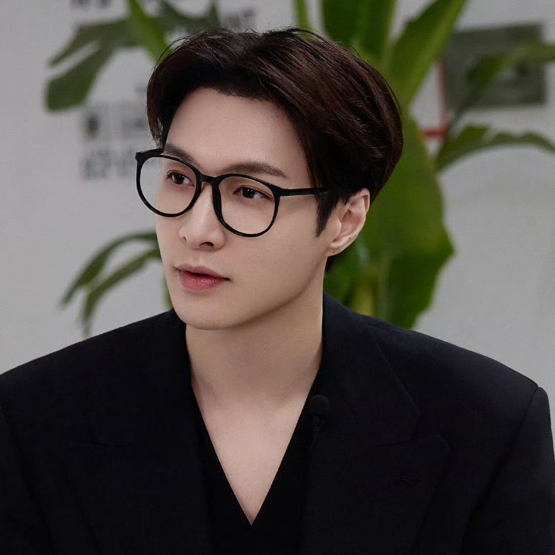 A moment captured by Lay (EXO)'s fan