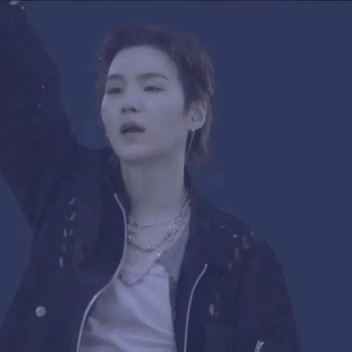 Foto aktivitas terbaru SUGA (BTS)