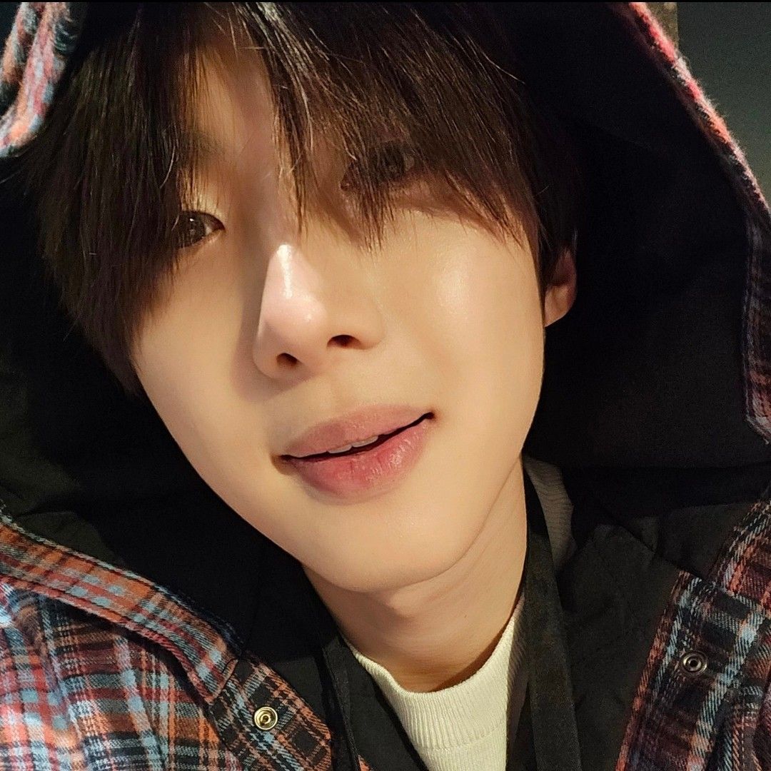 Recent activity shot of Hui (PENTAGON)