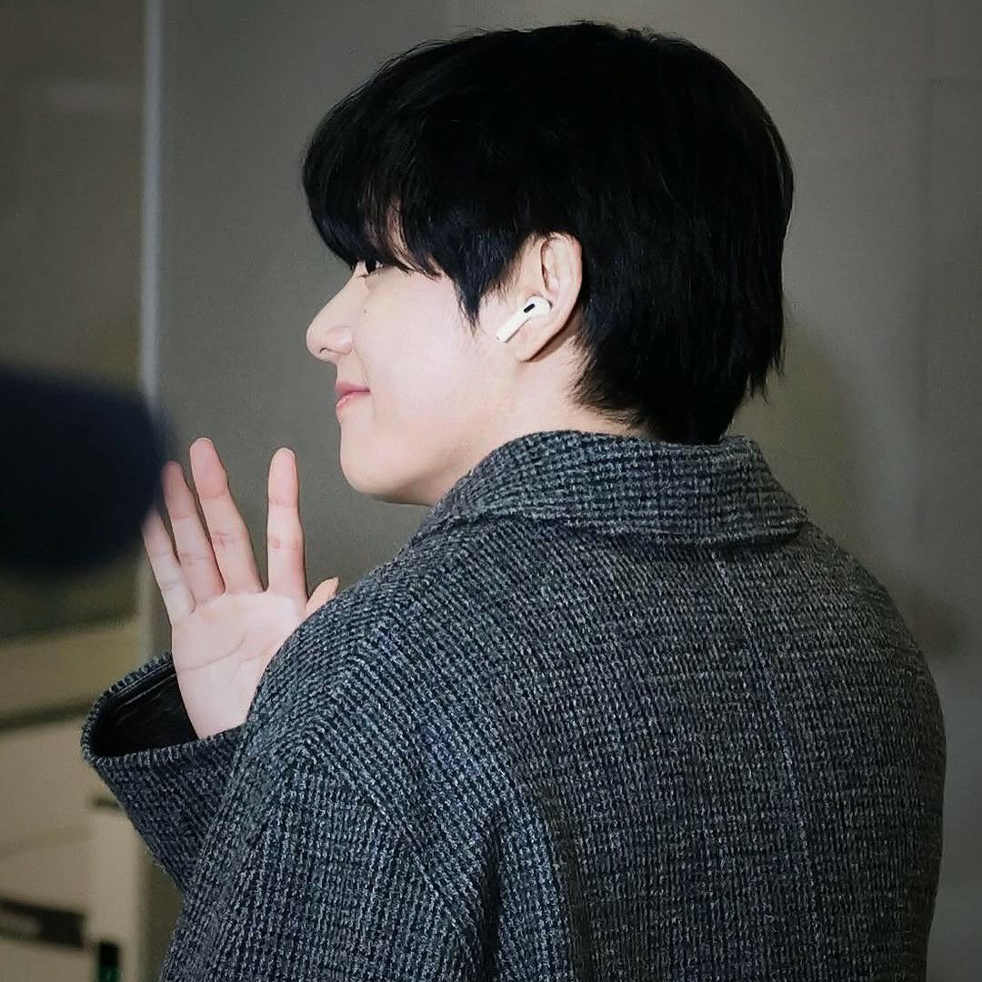 Foto aktivitas terbaru V (BTS)