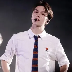 A moment captured by Vernon (SEVENTEEN)'s fan