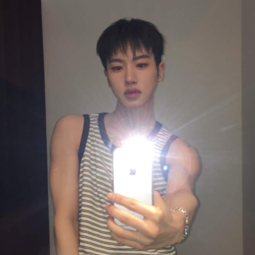 Behind-the-scenes cut of Huiwon (n.SSign)