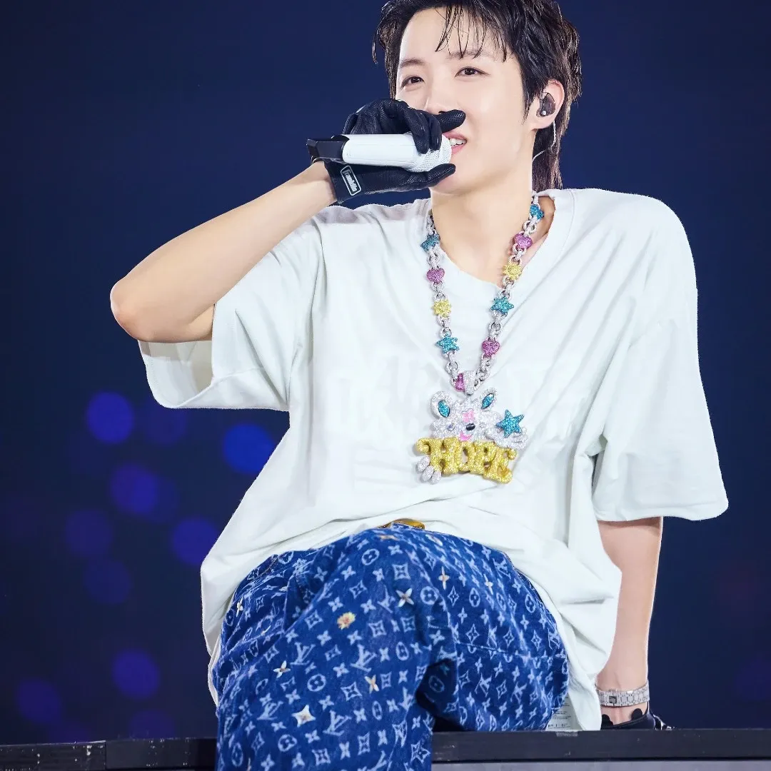 Foto aktivitas terbaru j-hope (BTS)