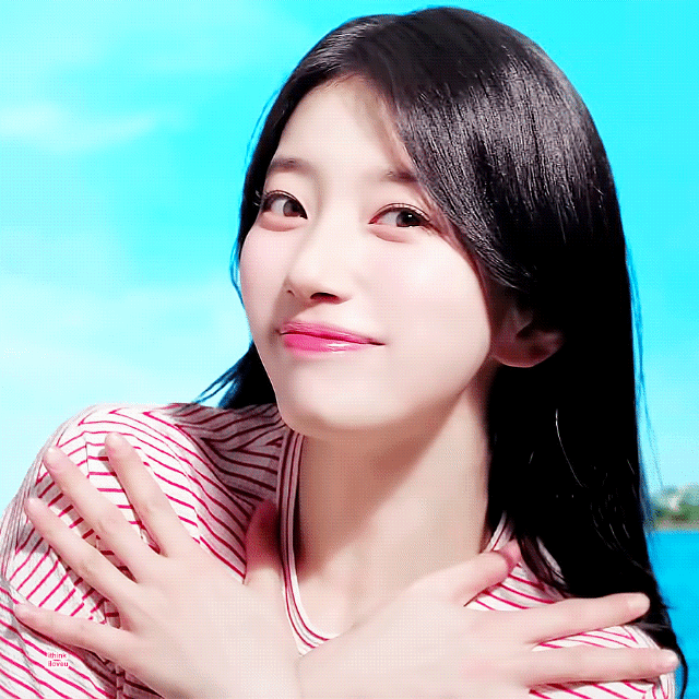 A moment captured by Suzy's fan
