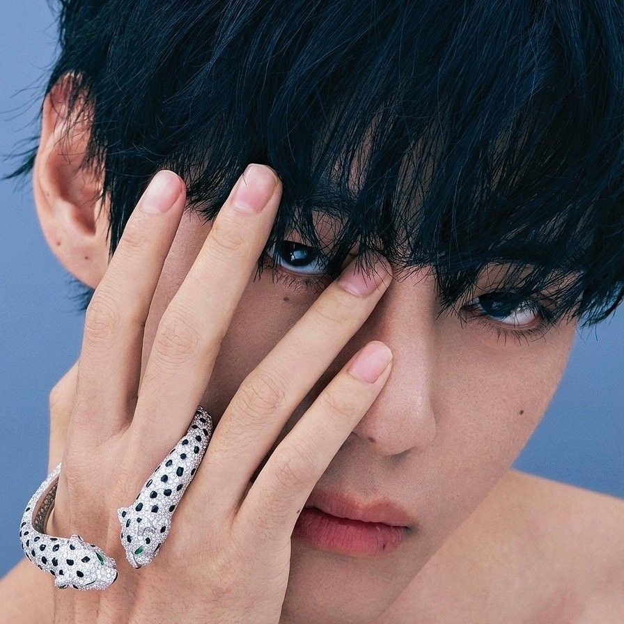 뷔 (방탄소년단)의 최신 사진