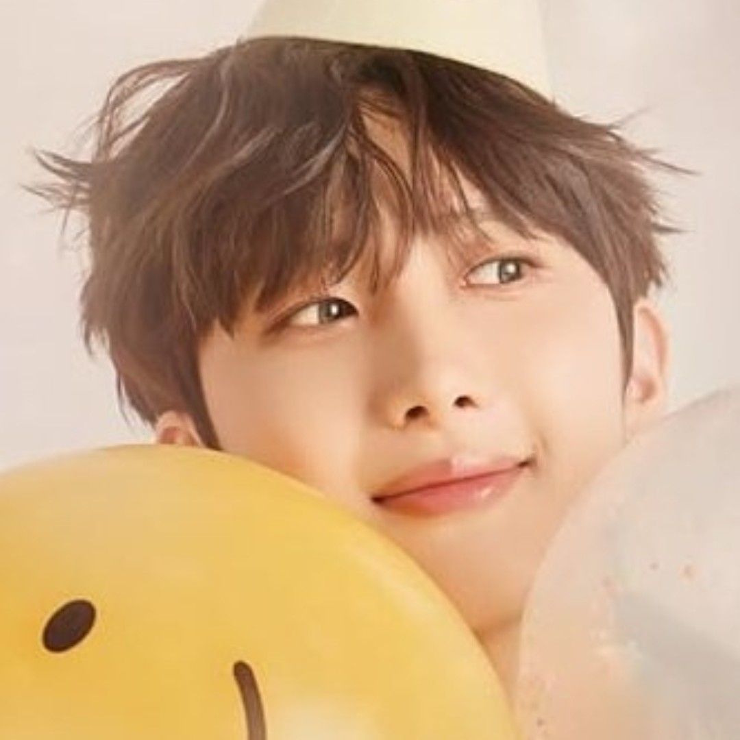 Recent activity shot of Hui (PENTAGON)