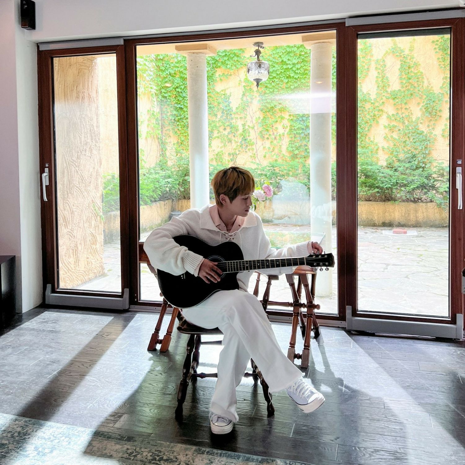 A moment captured by Onew (SHINee)'s fan