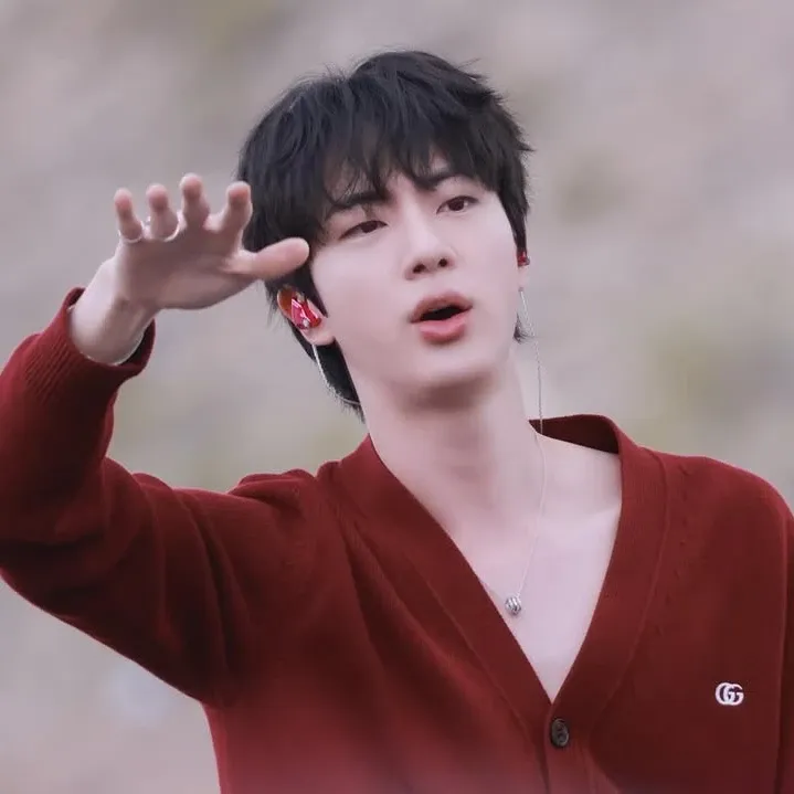 Foto aktivitas terbaru Jin (BTS)