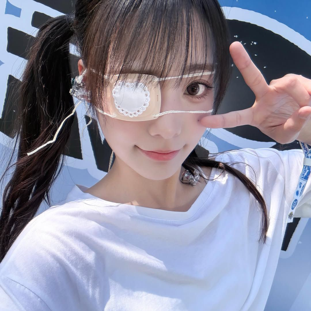 Recent activity shot of Siyeon (QWER)